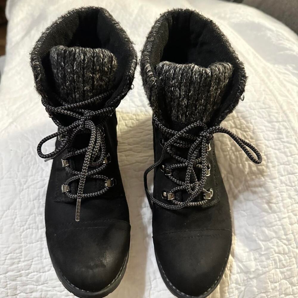 Universal thread black combat boots